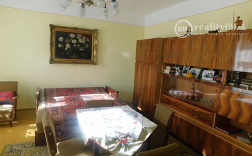 MAĎARSKO - ABAÚJSZÁNTÓ 5 IZBOVÝ RODINNÝ DOM V TOKAJSKEJ OBLASTÍ NA NÁMESTÍ