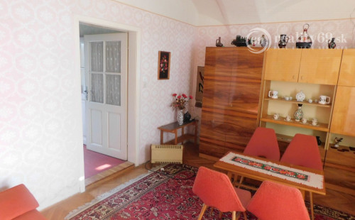 MAĎARSKO - ABAÚJSZÁNTÓ 5 IZBOVÝ RODINNÝ DOM V TOKAJSKEJ OBLASTÍ NA NÁMESTÍ