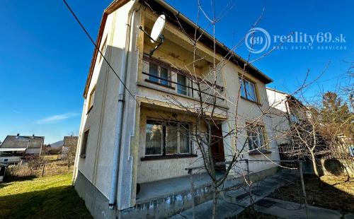 MAĎARSKO - SZALONNA 5 IZBOVÝ POSCHODOVÝ RODINNÝ DOM S PEKNÝM POZEMKOM 800 M2