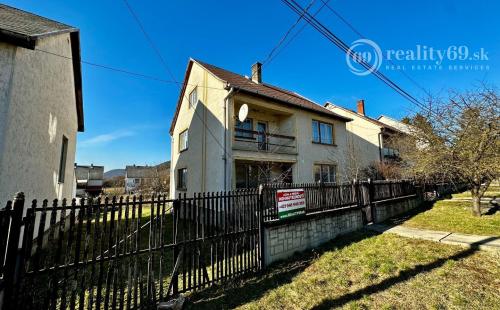 MAĎARSKO - SZALONNA 5 IZBOVÝ POSCHODOVÝ RODINNÝ DOM S PEKNÝM POZEMKOM 800 M2