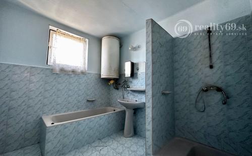 MAĎARSKO - SZALONNA 5 IZBOVÝ POSCHODOVÝ RODINNÝ DOM S PEKNÝM POZEMKOM 800 M2