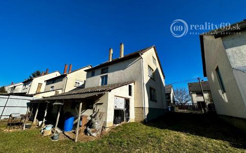 MAĎARSKO - SZALONNA 5 IZBOVÝ POSCHODOVÝ RODINNÝ DOM S PEKNÝM POZEMKOM 800 M2