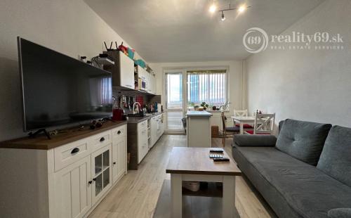 NOVÁ SUPER CENA - JAZERO - LEVOČSKÁ  2 IZBOVÝ BYT 42 M2, LODŽIA, SKRINE NA CHODBE, TV, INTERNET.