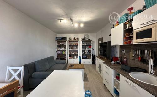 NOVÁ SUPER CENA - JAZERO - LEVOČSKÁ  2 IZBOVÝ BYT 42 M2, LODŽIA, SKRINE NA CHODBE, TV, INTERNET.