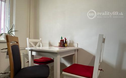 NOVÁ SUPER CENA - JAZERO - LEVOČSKÁ  2 IZBOVÝ BYT 42 M2, LODŽIA, SKRINE NA CHODBE, TV, INTERNET.