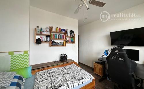 NOVÁ SUPER CENA - JAZERO - LEVOČSKÁ  2 IZBOVÝ BYT 42 M2, LODŽIA, SKRINE NA CHODBE, TV, INTERNET.