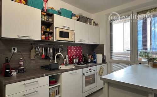 NOVÁ SUPER CENA - JAZERO - LEVOČSKÁ  2 IZBOVÝ BYT 42 M2, LODŽIA, SKRINE NA CHODBE, TV, INTERNET.