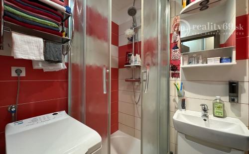 NOVÁ SUPER CENA - JAZERO - LEVOČSKÁ  2 IZBOVÝ BYT 42 M2, LODŽIA, SKRINE NA CHODBE, TV, INTERNET.