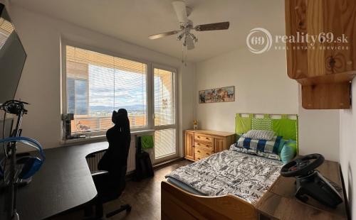 NOVÁ SUPER CENA - JAZERO - LEVOČSKÁ  2 IZBOVÝ BYT 42 M2, LODŽIA, SKRINE NA CHODBE, TV, INTERNET.