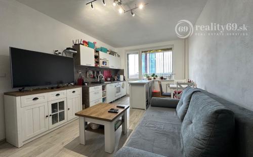 NOVÁ SUPER CENA - JAZERO - LEVOČSKÁ  2 IZBOVÝ BYT 42 M2, LODŽIA, SKRINE NA CHODBE, TV, INTERNET.