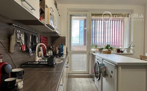 NOVÁ SUPER CENA - JAZERO - LEVOČSKÁ  2 IZBOVÝ BYT 42 M2, LODŽIA, SKRINE NA CHODBE, TV, INTERNET.