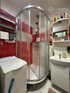 NOVÁ SUPER CENA - JAZERO - LEVOČSKÁ  2 IZBOVÝ BYT 42 M2, LODŽIA, SKRINE NA CHODBE, TV, INTERNET.