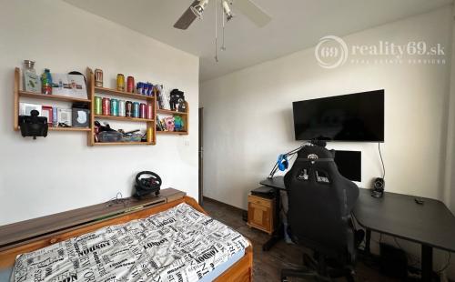 NOVÁ SUPER CENA - JAZERO - LEVOČSKÁ  2 IZBOVÝ BYT 42 M2, LODŽIA, SKRINE NA CHODBE, TV, INTERNET.