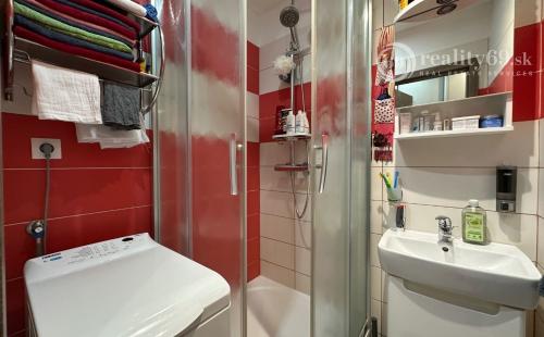 NOVÁ SUPER CENA - JAZERO - LEVOČSKÁ  2 IZBOVÝ BYT 42 M2, LODŽIA, SKRINE NA CHODBE, TV, INTERNET.