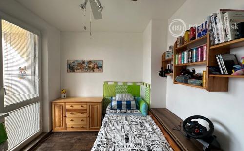 NOVÁ SUPER CENA - JAZERO - LEVOČSKÁ  2 IZBOVÝ BYT 42 M2, LODŽIA, SKRINE NA CHODBE, TV, INTERNET.