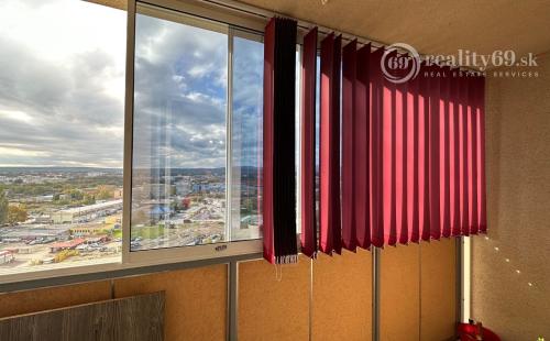 NOVÁ SUPER CENA - JAZERO - LEVOČSKÁ  2 IZBOVÝ BYT 42 M2, LODŽIA, SKRINE NA CHODBE, TV, INTERNET.