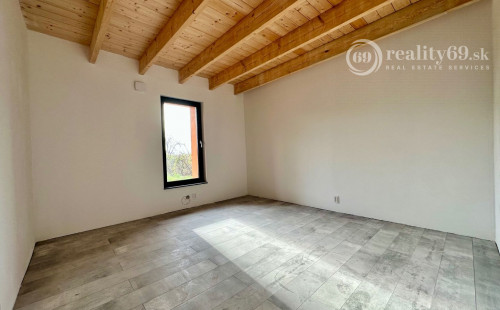 NOVÁ CENA - MALÁ IDA - TOP LOKALITA - 4 IZBOVÁ NOVOSTAVBA V STAVE HOLODOM.