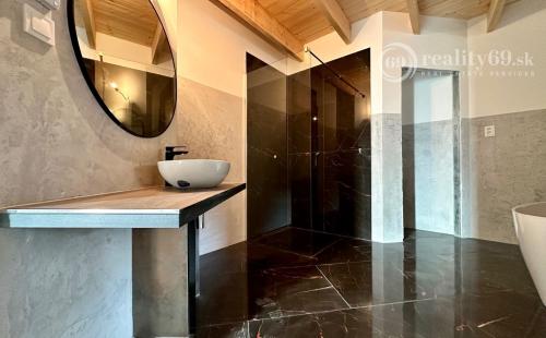 NOVÁ CENA - MALÁ IDA - TOP LOKALITA - 4 IZBOVÁ NOVOSTAVBA V STAVE HOLODOM.