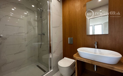 SUPER NOVÁ CENA - JAZERO - DRUŽICOVÁ 3 IZBOVÝ BYT PRE NÁROČNÉHO KLIENTA - TOP REKONŠTRUKCIA, ZASKLENNÁ LODŽIA.