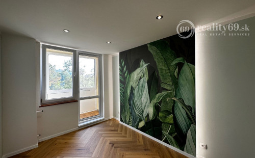 SUPER NOVÁ CENA - JAZERO - DRUŽICOVÁ 3 IZBOVÝ BYT PRE NÁROČNÉHO KLIENTA - TOP REKONŠTRUKCIA, ZASKLENNÁ LODŽIA.