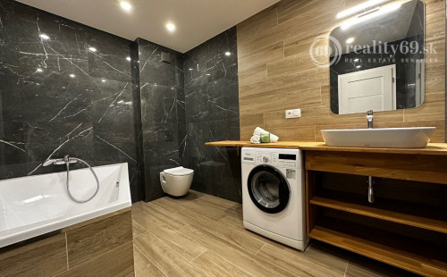 SUPER NOVÁ CENA - JAZERO - DRUŽICOVÁ 3 IZBOVÝ BYT PRE NÁROČNÉHO KLIENTA - TOP REKONŠTRUKCIA, ZASKLENNÁ LODŽIA.