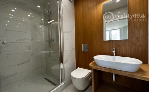 SUPER NOVÁ CENA - JAZERO - DRUŽICOVÁ 3 IZBOVÝ BYT PRE NÁROČNÉHO KLIENTA - TOP REKONŠTRUKCIA, ZASKLENNÁ LODŽIA.