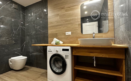 SUPER NOVÁ CENA - JAZERO - DRUŽICOVÁ 3 IZBOVÝ BYT PRE NÁROČNÉHO KLIENTA - TOP REKONŠTRUKCIA, ZASKLENNÁ LODŽIA.