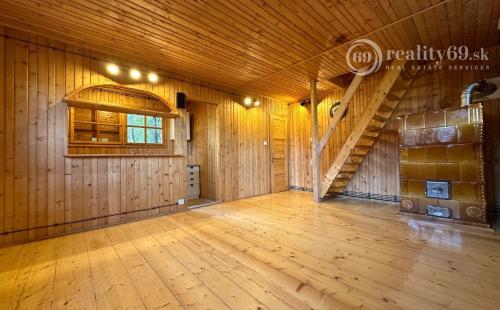 MAĎARSKO - JAZERO RAKACA - 4 IZBOVÁ ZRUBOVÁ POSCHODOVÁ CHATA PRI JAZERE S TERASOU.