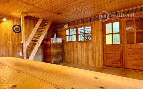 MAĎARSKO - JAZERO RAKACA - 4 IZBOVÁ ZRUBOVÁ POSCHODOVÁ CHATA PRI JAZERE S TERASOU.