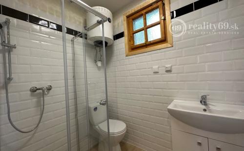 MAĎARSKO - JAZERO RAKACA - 4 IZBOVÁ ZRUBOVÁ POSCHODOVÁ CHATA PRI JAZERE S TERASOU.