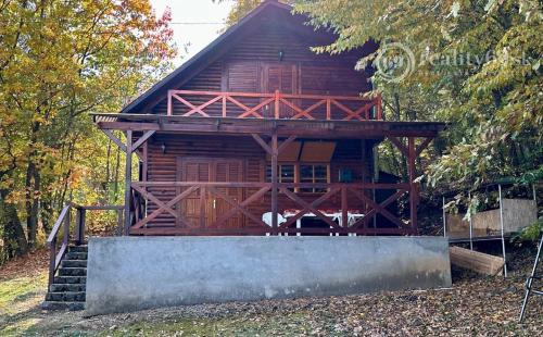 MAĎARSKO - JAZERO RAKACA - 4 IZBOVÁ ZRUBOVÁ POSCHODOVÁ CHATA PRI JAZERE S TERASOU.