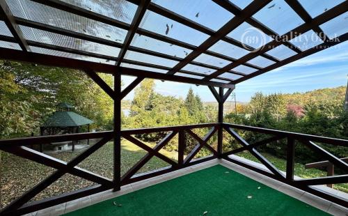 MAĎARSKO - JAZERO RAKACA - 4 IZBOVÁ ZRUBOVÁ POSCHODOVÁ CHATA PRI JAZERE S TERASOU.