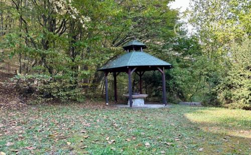 MAĎARSKO - JAZERO RAKACA - 4 IZBOVÁ ZRUBOVÁ POSCHODOVÁ CHATA PRI JAZERE S TERASOU.