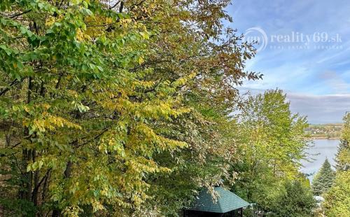 MAĎARSKO - JAZERO RAKACA - 4 IZBOVÁ ZRUBOVÁ POSCHODOVÁ CHATA PRI JAZERE S TERASOU.