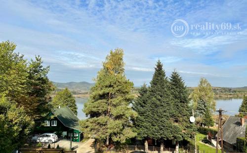 MAĎARSKO - JAZERO RAKACA - 4 IZBOVÁ ZRUBOVÁ POSCHODOVÁ CHATA PRI JAZERE S TERASOU.