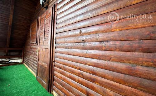 MAĎARSKO - JAZERO RAKACA - 4 IZBOVÁ ZRUBOVÁ POSCHODOVÁ CHATA PRI JAZERE S TERASOU.