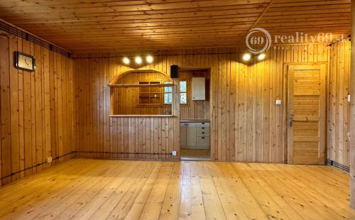 MAĎARSKO - JAZERO RAKACA - 4 IZBOVÁ ZRUBOVÁ POSCHODOVÁ CHATA PRI JAZERE S TERASOU.