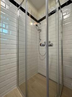 MAĎARSKO - JAZERO RAKACA - 4 IZBOVÁ ZRUBOVÁ POSCHODOVÁ CHATA PRI JAZERE S TERASOU.