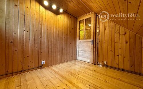 MAĎARSKO - JAZERO RAKACA - 4 IZBOVÁ ZRUBOVÁ POSCHODOVÁ CHATA PRI JAZERE S TERASOU.