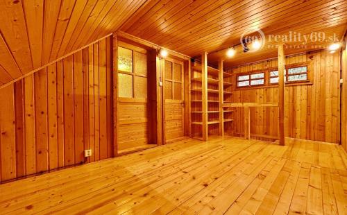 MAĎARSKO - JAZERO RAKACA - 4 IZBOVÁ ZRUBOVÁ POSCHODOVÁ CHATA PRI JAZERE S TERASOU.