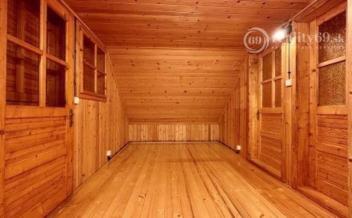 MAĎARSKO - JAZERO RAKACA - 4 IZBOVÁ ZRUBOVÁ POSCHODOVÁ CHATA PRI JAZERE S TERASOU.