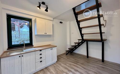 MAĎARSKO - JAZERO RAKACA - 2 IZBOVÁ MUROVANÁ POSCHODOVÁ CHATA PRI JAZERE S TERASOU.