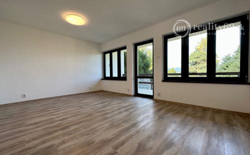 MAĎARSKO - JAZERO RAKACA - 2 IZBOVÁ MUROVANÁ POSCHODOVÁ CHATA PRI JAZERE S TERASOU.