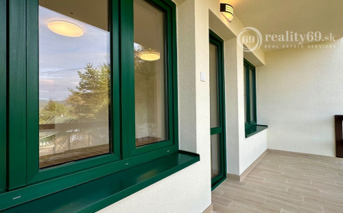 MAĎARSKO - JAZERO RAKACA - 2 IZBOVÁ MUROVANÁ POSCHODOVÁ CHATA PRI JAZERE S TERASOU.