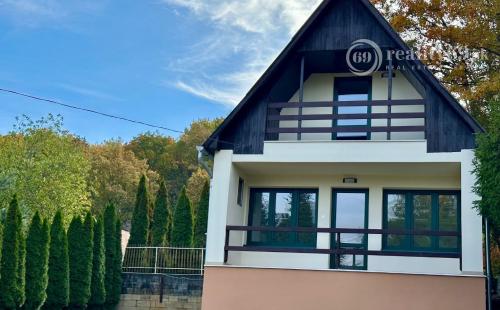 MAĎARSKO - JAZERO RAKACA - 2 IZBOVÁ MUROVANÁ POSCHODOVÁ CHATA PRI JAZERE S TERASOU.