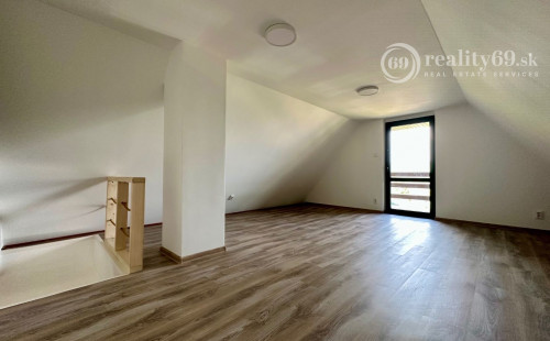 MAĎARSKO - JAZERO RAKACA - 2 IZBOVÁ MUROVANÁ POSCHODOVÁ CHATA PRI JAZERE S TERASOU.