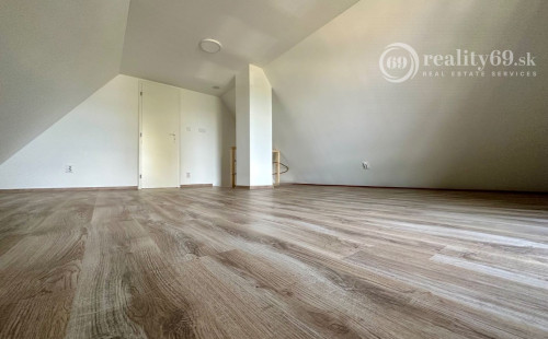 MAĎARSKO - JAZERO RAKACA - 2 IZBOVÁ MUROVANÁ POSCHODOVÁ CHATA PRI JAZERE S TERASOU.