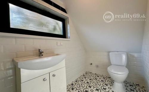 MAĎARSKO - JAZERO RAKACA - 2 IZBOVÁ MUROVANÁ POSCHODOVÁ CHATA PRI JAZERE S TERASOU.