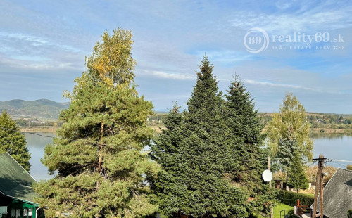 MAĎARSKO - JAZERO RAKACA - 2 IZBOVÁ MUROVANÁ POSCHODOVÁ CHATA PRI JAZERE S TERASOU.