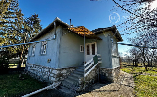 MAĎARSKO - KOMJÁTI 4 IZBOVÝ RODINNÝ DOM V TICHOM PROSTREDÍ.